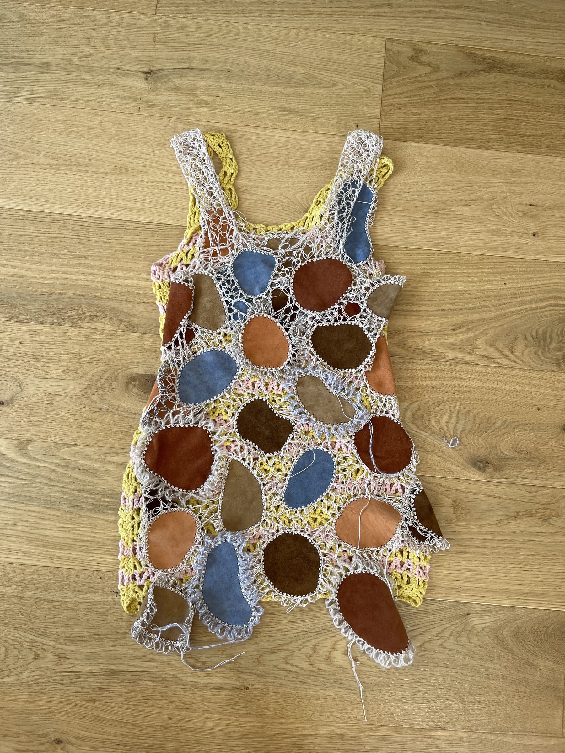 Das Kleid in halber Länge auf Holzboden liegend