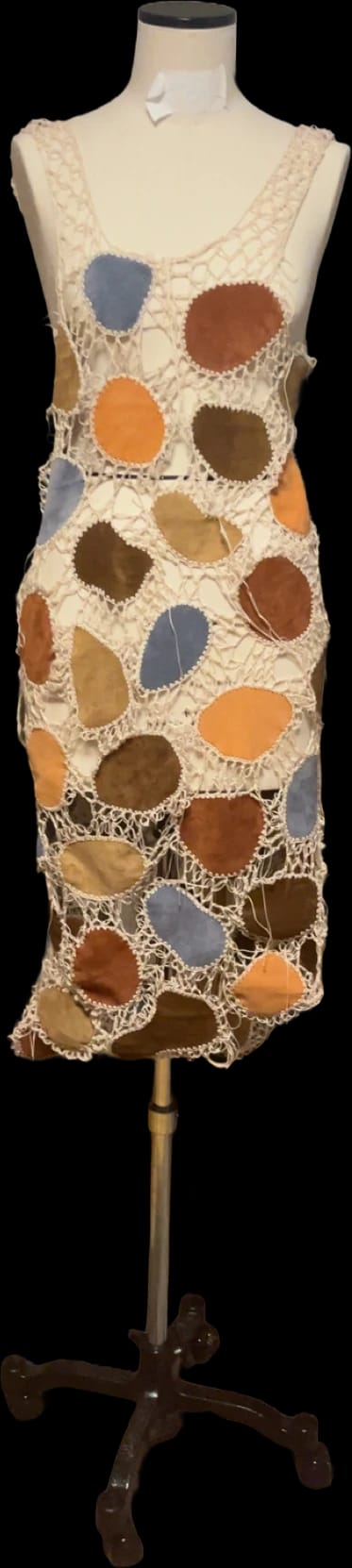 Das fertige Häkel-Lederkleid auf der Schneiderbüste